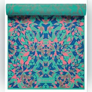 GAIAM Premium reversible yoga mat two unique prints